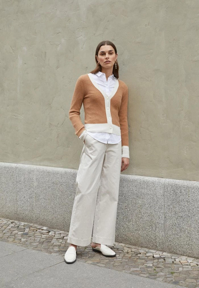 PIERCE VEE CARDIGAN - Cardigan - camel Rag & Bone PIERCE VEE CARDIGAN - Cardigan - Camel -US rag & bone Sales shop 55773eb0fbc04a8db141a8fabe752cc8