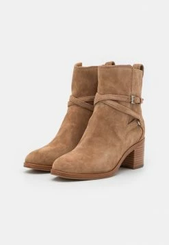 Rag & Bone HAZEL BUCKLE - Classic Ankle Boots - Camel 4 Rag & Bone HAZEL BUCKLE - Classic Ankle Boots - Camel -US rag & bone Sales shop 5b41ffbb2f1f4e85b5fa96ceb35b32fa