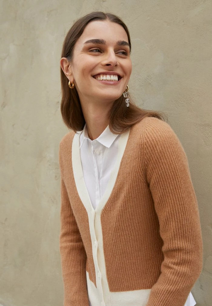 PIERCE VEE CARDIGAN - Cardigan - camel Rag & Bone PIERCE VEE CARDIGAN - Cardigan - Camel -US rag & bone Sales shop 6800d3f5dd5d4cdbb1a766085c9cab78