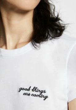 Rag & Bone GOOD THINGS ARE COMING TEE LABEL - Print T-shirt - White 8 Rag & Bone GOOD THINGS ARE COMING TEE LABEL - Print T-shirt - White -US rag & bone Sales shop 6ccd742863de42c59ec79748824d4bb6