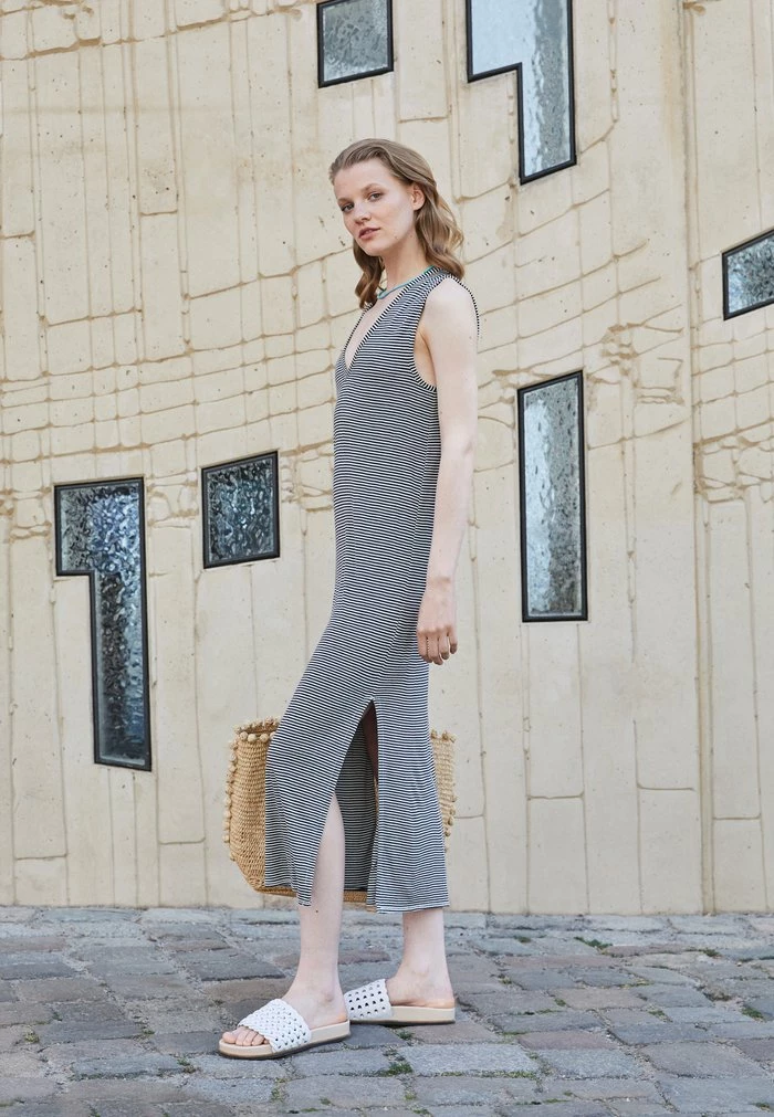 MICHAL VNECK MIDI MUSCLE DRESS - Day dress - navy/white Rag & Bone MICHAL VNECK MIDI MUSCLE DRESS - Day Dress - Navy/white -US rag & bone Sales shop 936c228dc9644c56a12e454e52e5ad27