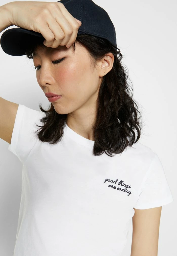 GOOD THINGS ARE COMING TEE LABEL - Print T-shirt - white Rag & Bone GOOD THINGS ARE COMING TEE LABEL - Print T-shirt - White -US rag & bone Sales shop 97be76b040bf4b29ae48751270c4ce51